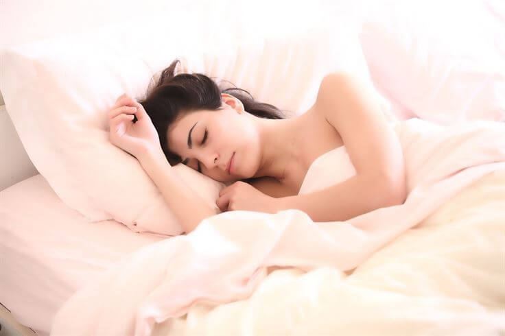 Women sleeping organic bedding healthyious 1