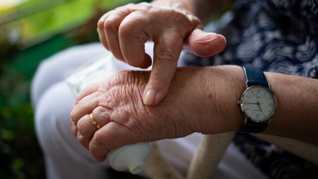 Rheumatoid Arthritis vs Osteoarthritis: Understanding the Differences and Managing Symptoms